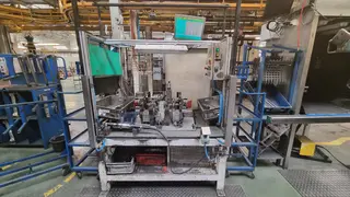 Magna 12. Pracoviště pro dokončovací montážní operace.