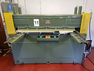 Styl Plzeň 09. Mostový vysekávací hydraulický stroj