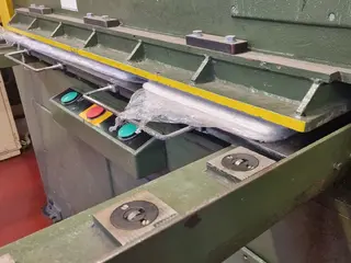 Styl Plzeň 09. Mostový vysekávací hydraulický stroj