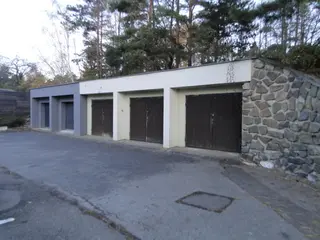 Objekt v obci Kníničky ev. č. 818 včetně parkovacích stání a garáží, ulice Rozdrojovická 