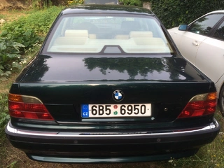 Osobní automobil BMW 740i