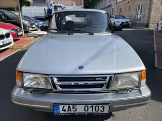 Osobní automobil SAAB 900