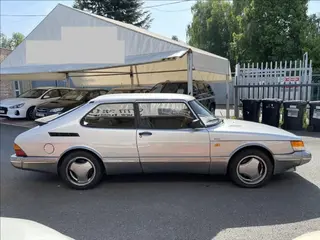 Osobní automobil SAAB 900