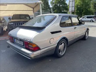 Osobní automobil SAAB 900