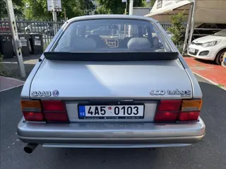 Osobní automobil SAAB 900