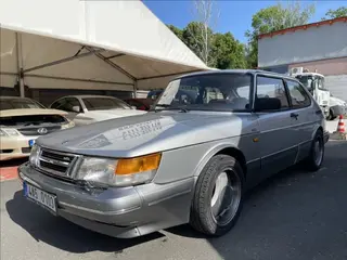 Osobní automobil SAAB 900
