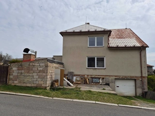 Spoluvlastnický podíl 1/5 na RD se zahradou Lány, okres Kladno