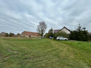 Rovinatý pozemek 1800 m2, k.ú. Mokré 