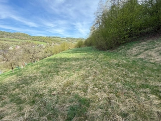 Výjimečný stavební pozemek ve svahu s panoramatickým výhledem – Bušín