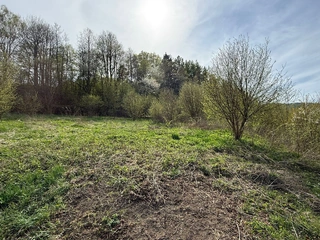 Výjimečný stavební pozemek ve svahu s panoramatickým výhledem – Bušín