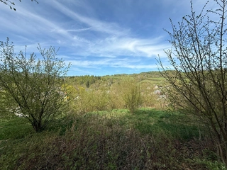 Výjimečný stavební pozemek ve svahu s panoramatickým výhledem – Bušín