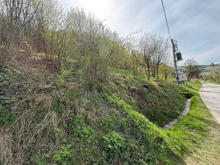 Výjimečný stavební pozemek ve svahu s panoramatickým výhledem – Bušín