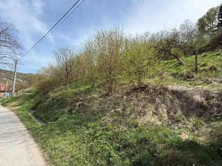 Výjimečný stavební pozemek ve svahu s panoramatickým výhledem – Bušín