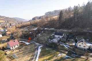 Výjimečný stavební pozemek ve svahu s panoramatickým výhledem – Bušín