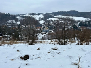 Výjimečný stavební pozemek ve svahu s panoramatickým výhledem – Bušín