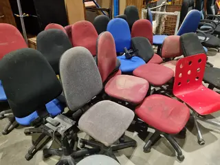 RM 28 Soubor židlí a křesel, cca 100 kusů