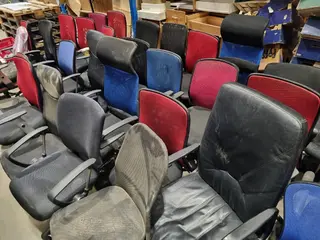 RM 28 Soubor židlí a křesel, cca 100 kusů