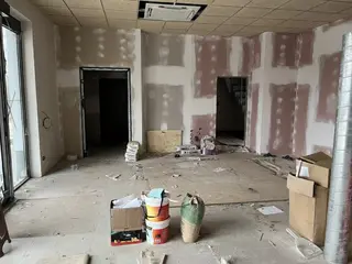 Rozestavěná čerpací stanice PHM s pozemky Letňany, ulice Beranových, Praha