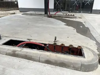 Rozestavěná čerpací stanice PHM s pozemky Letňany, ulice Beranových, Praha