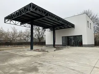 Rozestavěná čerpací stanice PHM s pozemky Letňany, ulice Beranových, Praha
