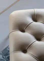 Šedé kožené křeslo Poltrona Frau 2019