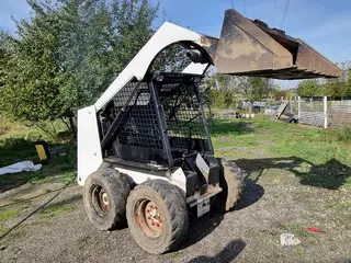 ROLUC s.r.o. 05 - Smykem řízený nakladač Bobcat 741