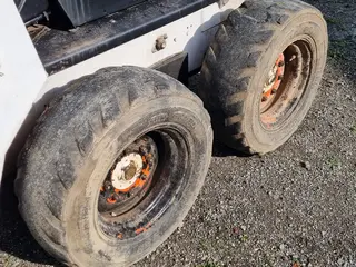 ROLUC s.r.o. 05 - Smykem řízený nakladač Bobcat 741