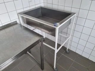 RC 23 Soubor nerezového kuchyňského nábytku cca 8 kusů