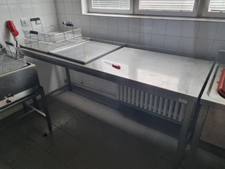 RC 23 Soubor nerezového kuchyňského nábytku cca 8 kusů