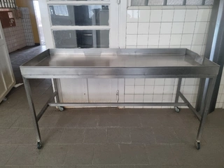 RC 23 Soubor nerezového kuchyňského nábytku cca 8 kusů
