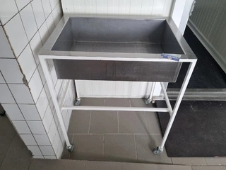 RC 23 Soubor nerezového kuchyňského nábytku cca 8 kusů