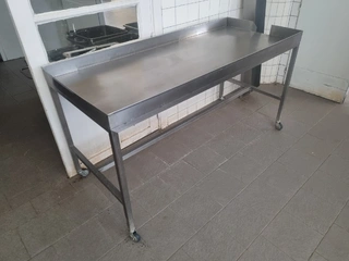 RC 23 Soubor nerezového kuchyňského nábytku cca 8 kusů