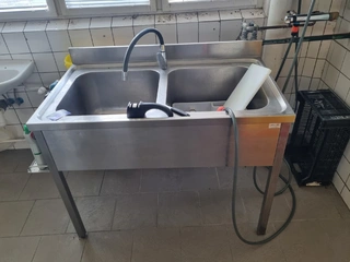 RC 23 Soubor nerezového kuchyňského nábytku cca 8 kusů