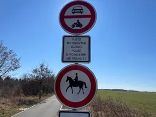 Id. spoluvlastnický podíl 1/18 na pozemcích v k.ú. Újezd nad Lesy o celkové výměře 5647 m2