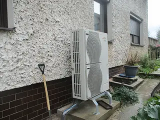 Spoluvlastnický podíl ve výši id. 1/2 na RD Horní Radechová a id. 2/24 na pozemku  Nesvačily u Bystřice    