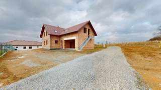 Stavební pozemek Bartoušov, s hrubou stavbou RD