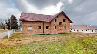 Stavební pozemek Bartoušov, s hrubou stavbou RD