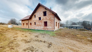 Stavební pozemek Bartoušov, s hrubou stavbou RD