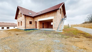 Stavební pozemek Bartoušov, s hrubou stavbou RD