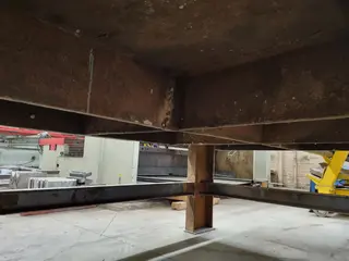 PŽSK 30. Stůl ocelový se svěrákem