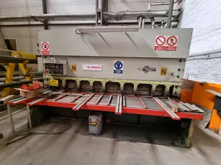 PŽSK 08. Tabulové nůžky Strojáren Piesok NTH 3150/10A