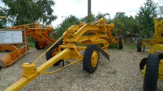 Tažný grejdr D205