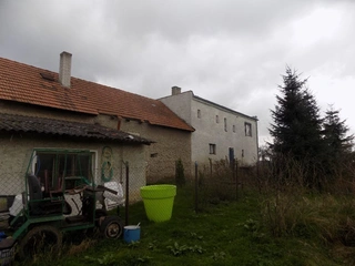 UPUŠTENO !!! 1/4 RD + pozemky - Skuhrov pod Brdy, Trhové Dušníky, Nesvačily u Berouna