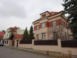UPUŠTĚNO - vila Praha Dejvice