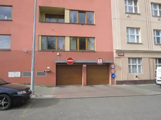 UPUŠTĚNO_Garážové stání 1710/105 Praha-Nusle, ul. Mojmírova