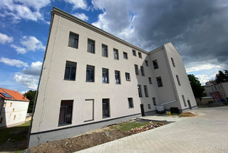 Budova s byty v areálu bývalého zámečku Modlany, okres Teplice