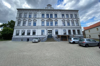 Budova s byty v areálu bývalého zámečku Modlany, okres Teplice