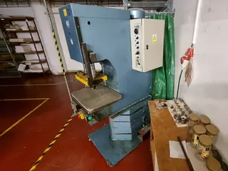 Styl Plzeň 13. Vysekávací lis hydraulický 25D
