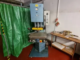 Styl Plzeň 13. Vysekávací lis hydraulický 25D
