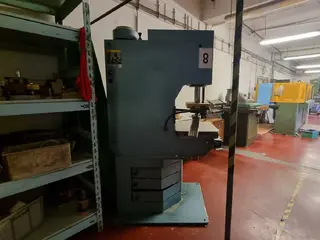 Styl Plzeň 13. Vysekávací lis hydraulický 25D
